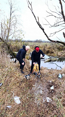 На въезде в Шую машина съехала в водоем, водитель выбрался и убежал